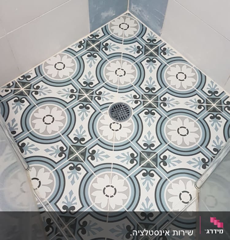 רצפת מקלחת עם ניקוז ומרצפות מעוצבות